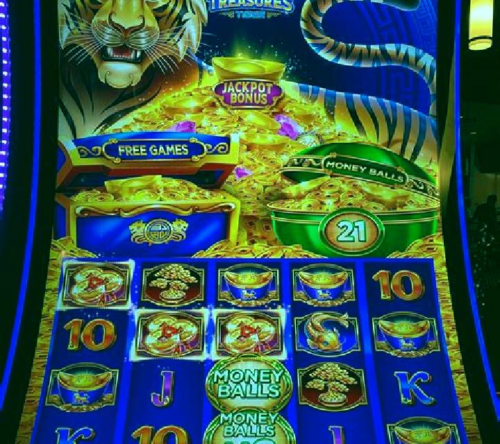 1-2-3 Wilds on Fire Diamond Treasures slot machine
