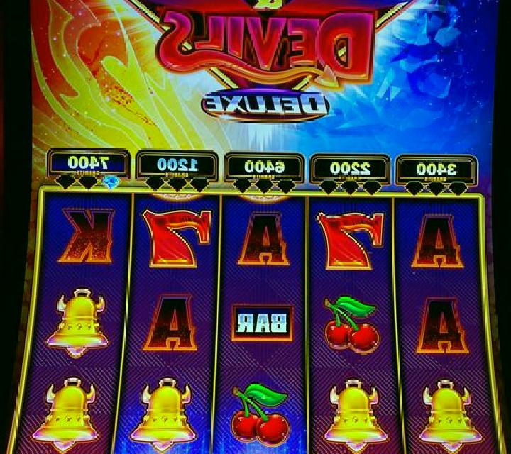 12 Volt Diamonds slot machine