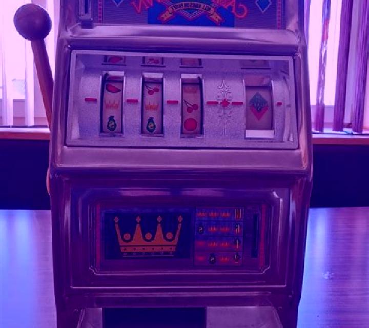 5 Crown Deluxe slot machine