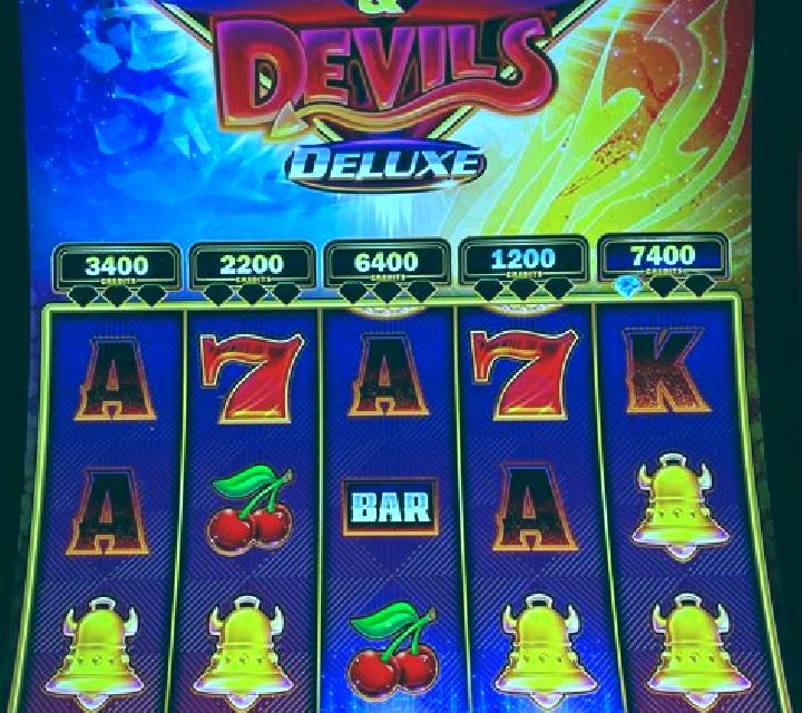777 Devil s Charm slot machine