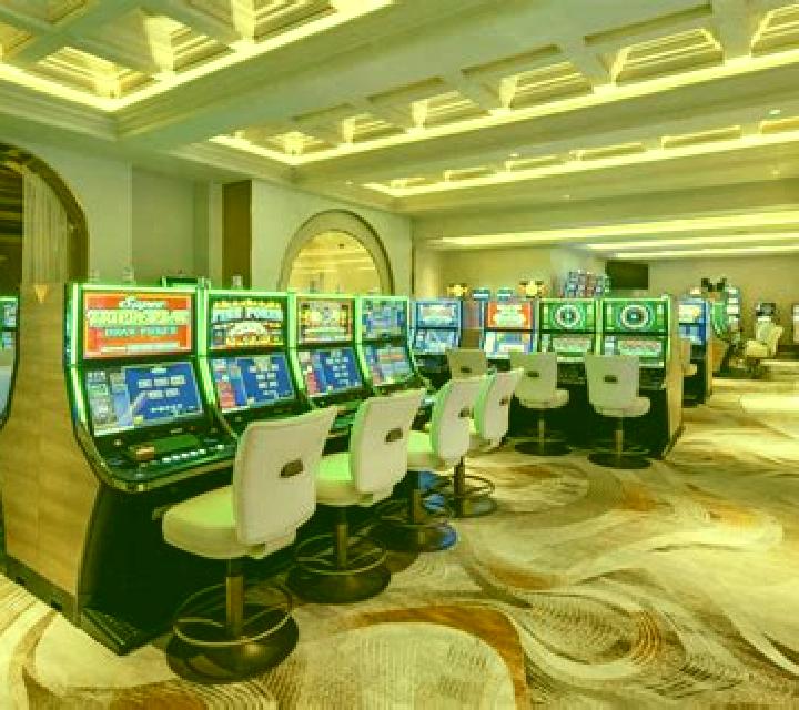 Baccarat Professional Series Low Limit slot machine