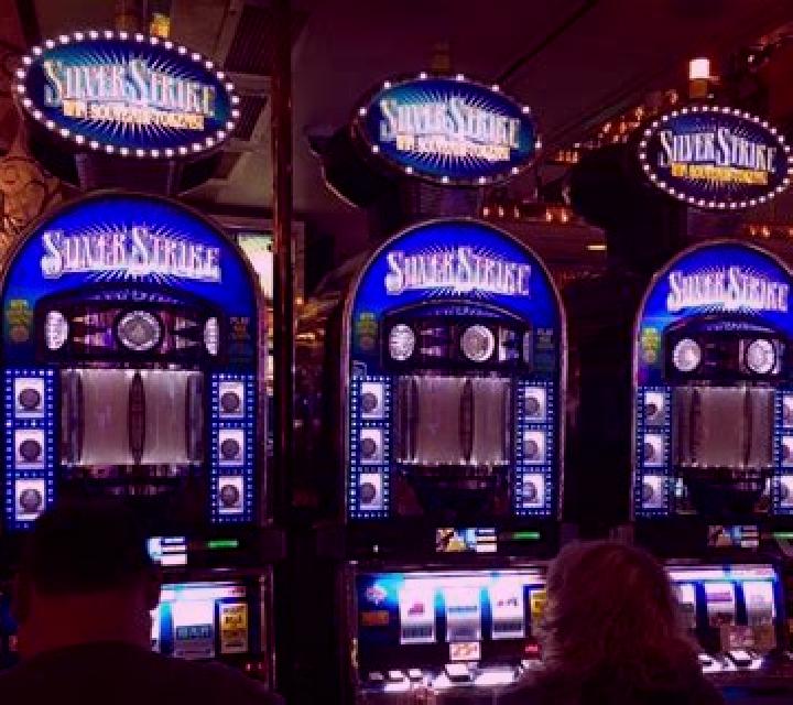 Bikini Queens Dating slot machine