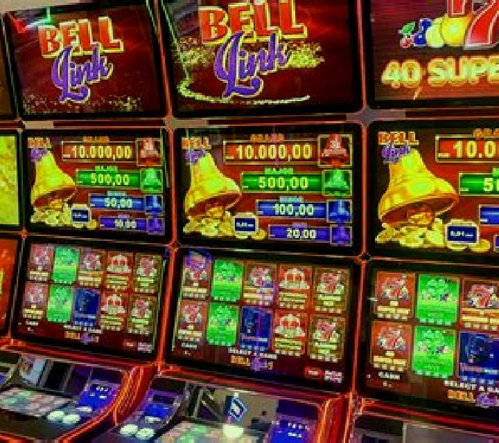 Black Seven Bell Link slot game