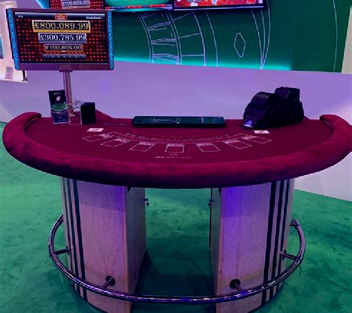 Blackjack Switch (Red Rake) slot machine