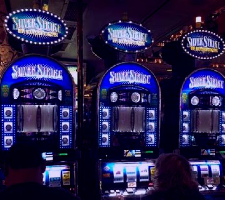 Bloom Strike slot machine