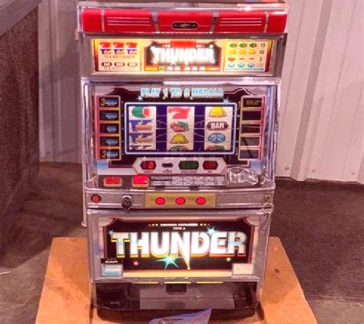 Bloxx Thunder slot machine