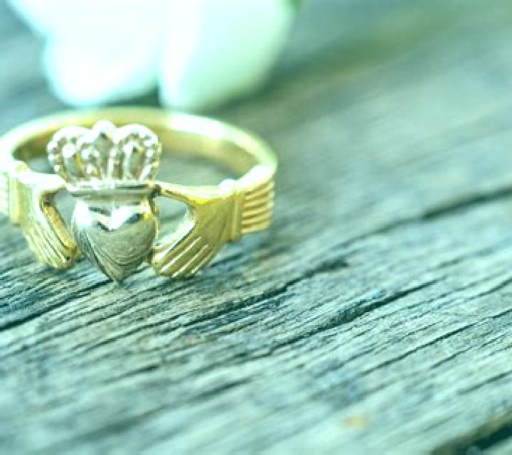 Book of Claddagh online slot