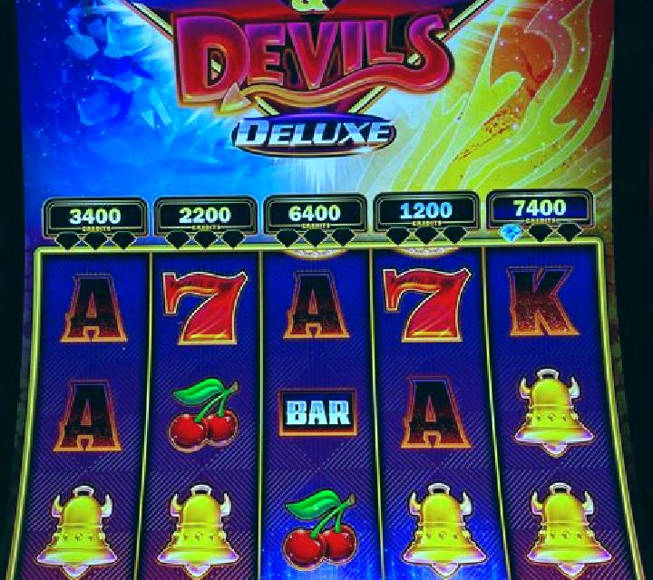 Book of Madness Deluxe slot machine