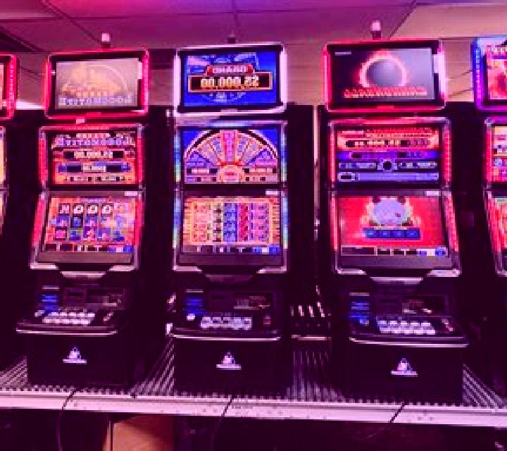 Christmas Grand Heist Feature Buy slot machine