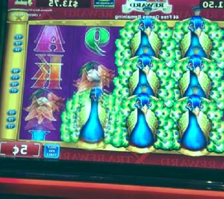 Clover And Peacock slot machine