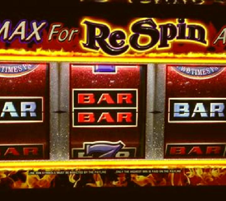 Cloveromatic Respin slot machine