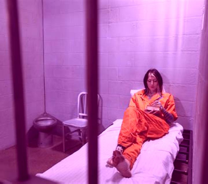 Crazy Women s Jail online slot