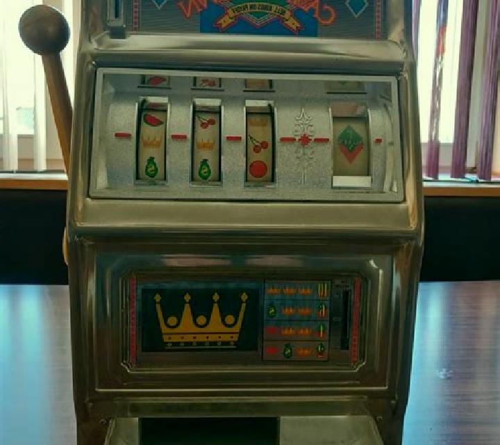 Crown expandently slot machine