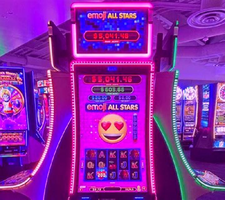 Crowns and Stars slot machine