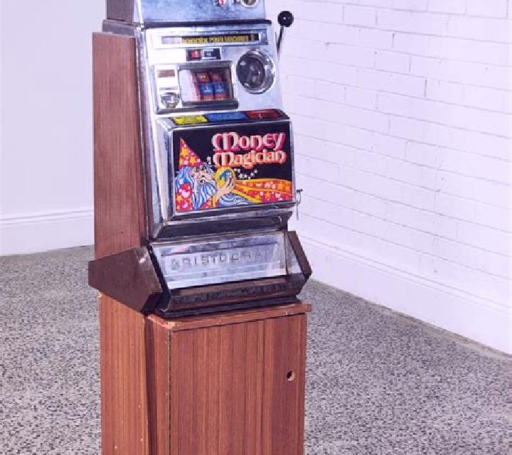 Curvy Magician slot machine