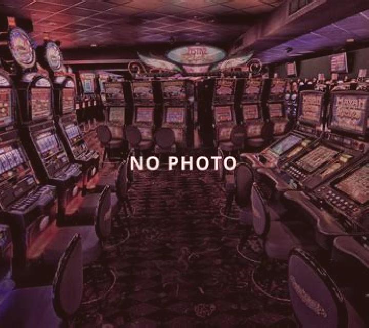 Daniela Blume Golden Throne slot machine