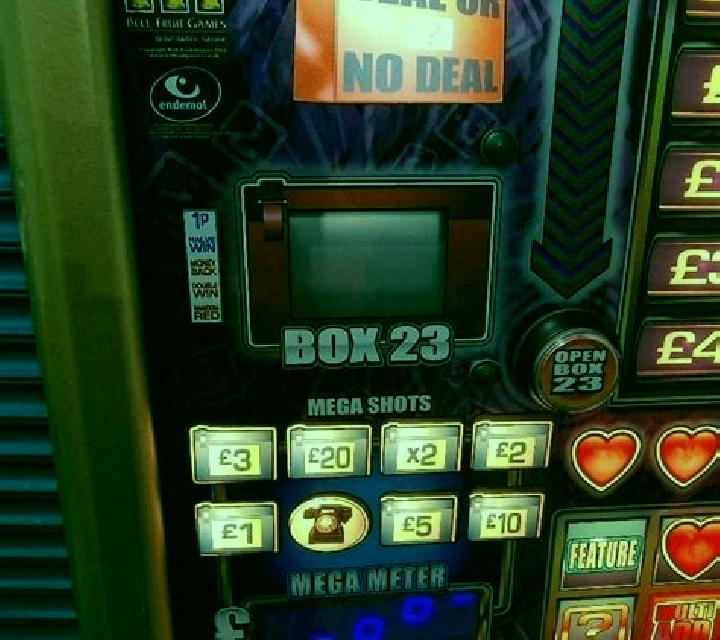 Deal or No Deal Box Clever slot machine