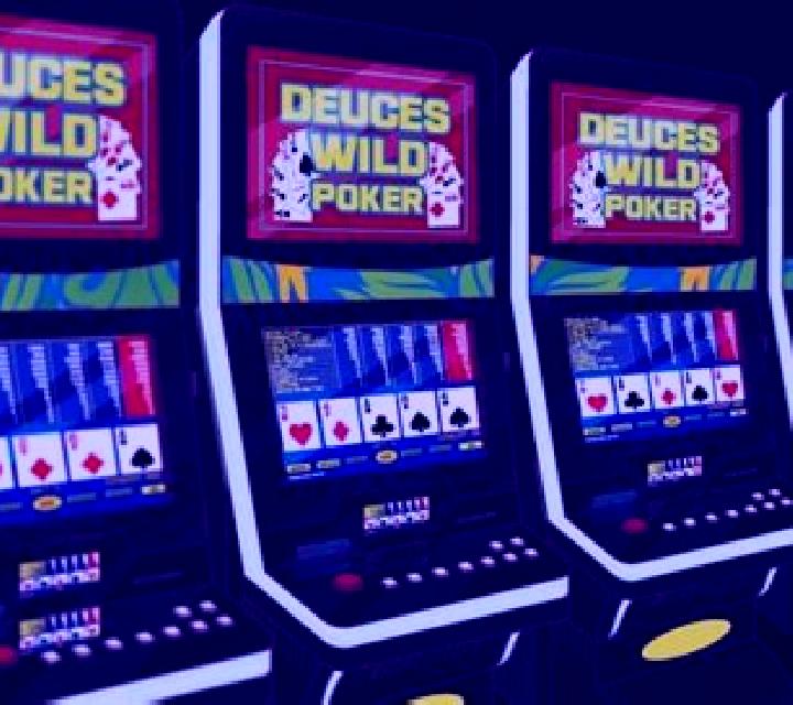 Deuces Wild Progressive Poker slot game