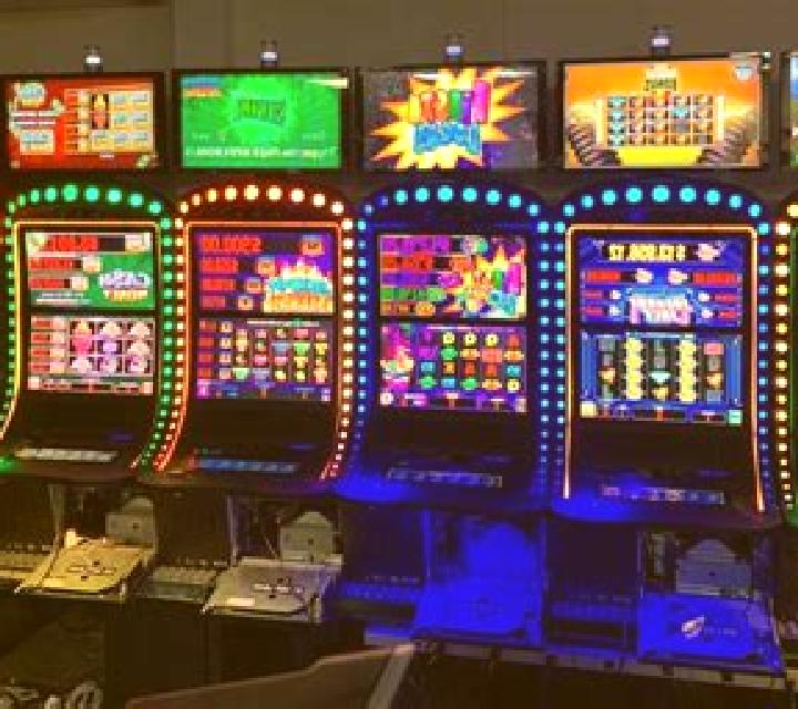 EMPIRE Social Slots slot machine