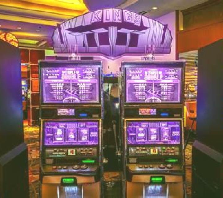 Falcon & Hawk online slot