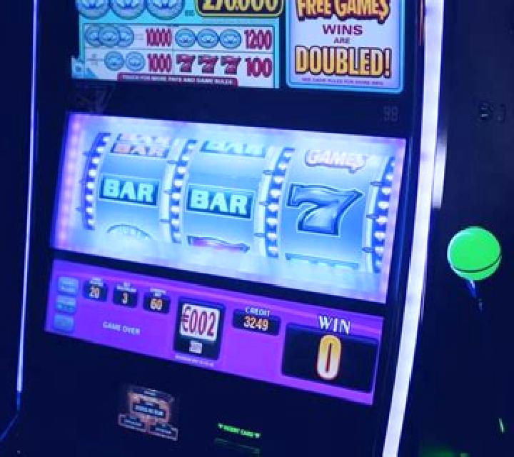 Famous Couples slot machine