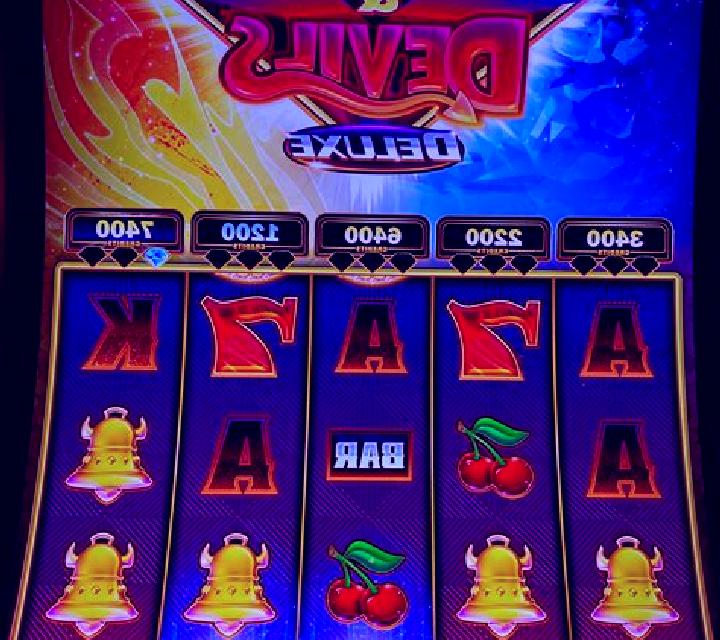 Girls & Diamonds slot machine