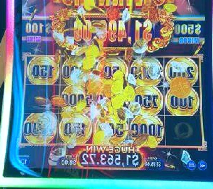 Golden Eve: Hold n Roll online slot