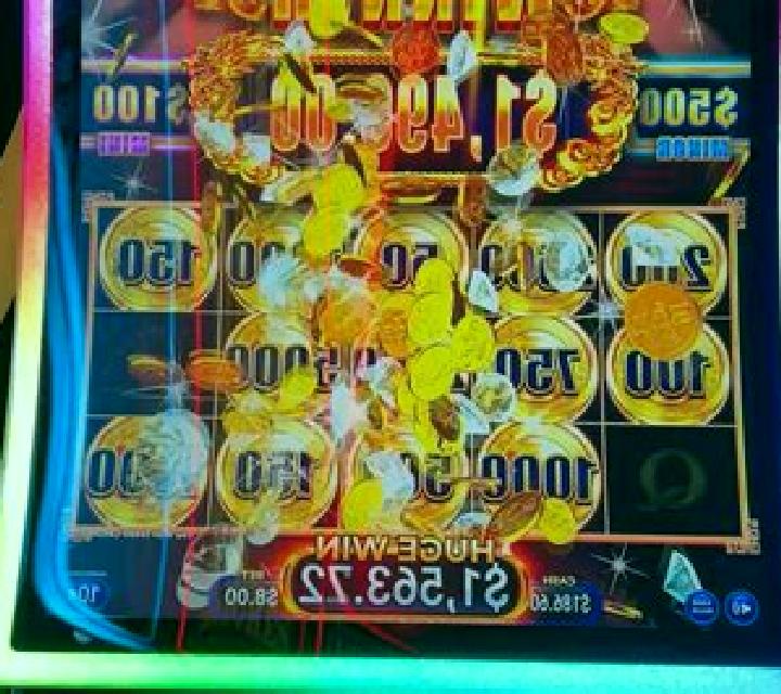 Golden Eve: Hold n Roll slot machine