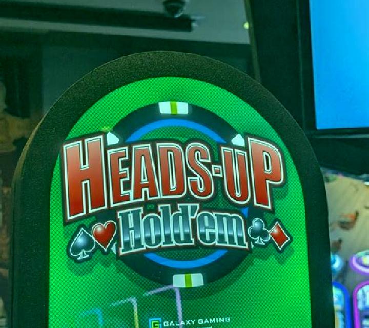 Heads Up Hold em slot game