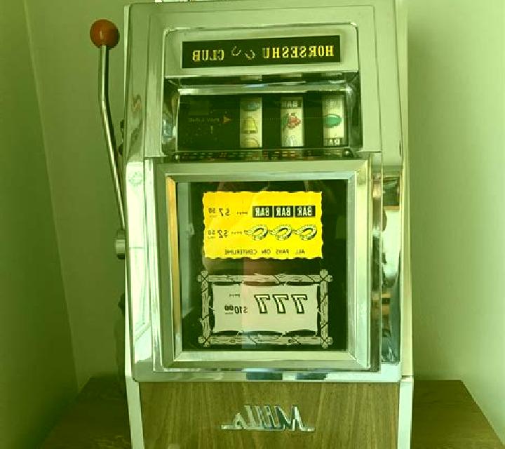 Hi-Lo Club slot machine
