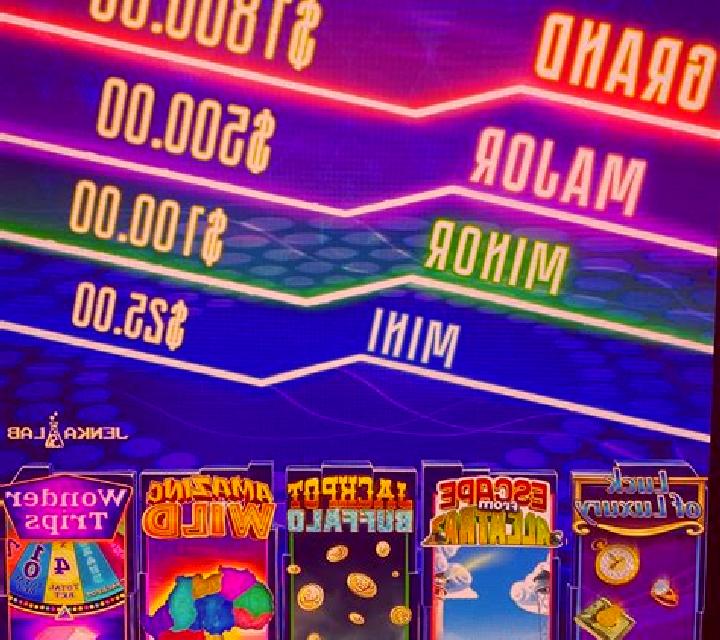 Hi-Lo Privee (Play Labs) slot game