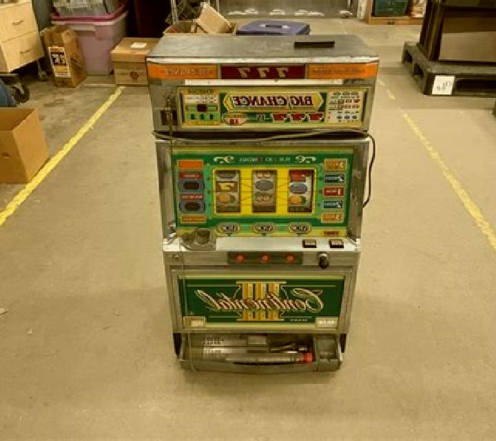 Hi-lo Triple Chance slot machine