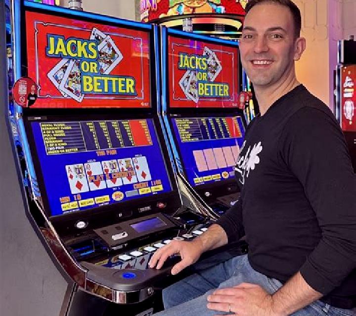 Hold & Flip Poker Frenzy slot