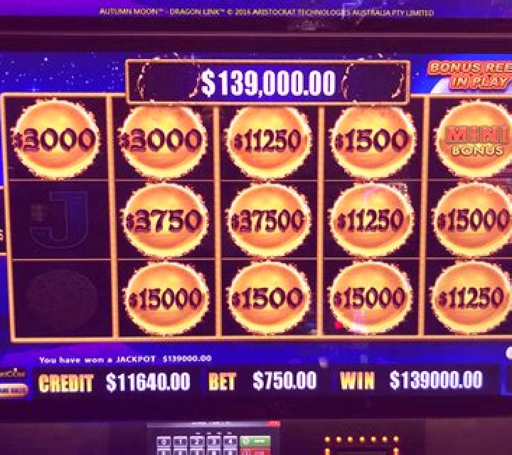Howling At The Moon slot machine