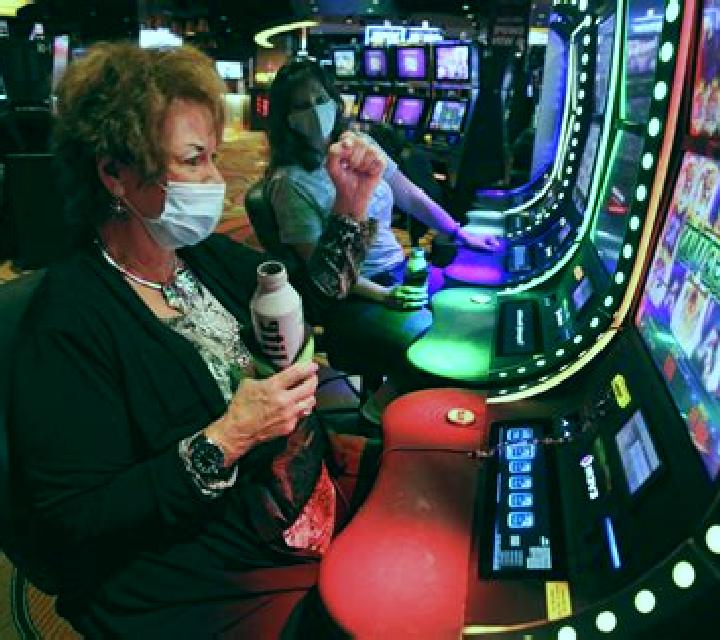 Judges Rule The Show! slot machine