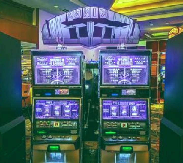 Lady Hawk slot machine