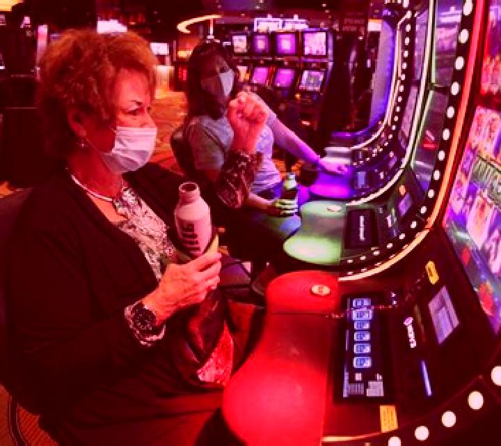 Leo Blackjack Show slot machine