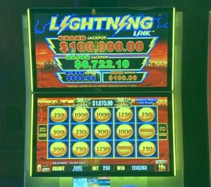 Lightning Wins slot machine