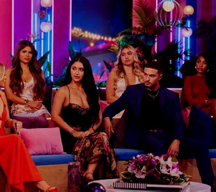 Love Island - Hold The Love online slot