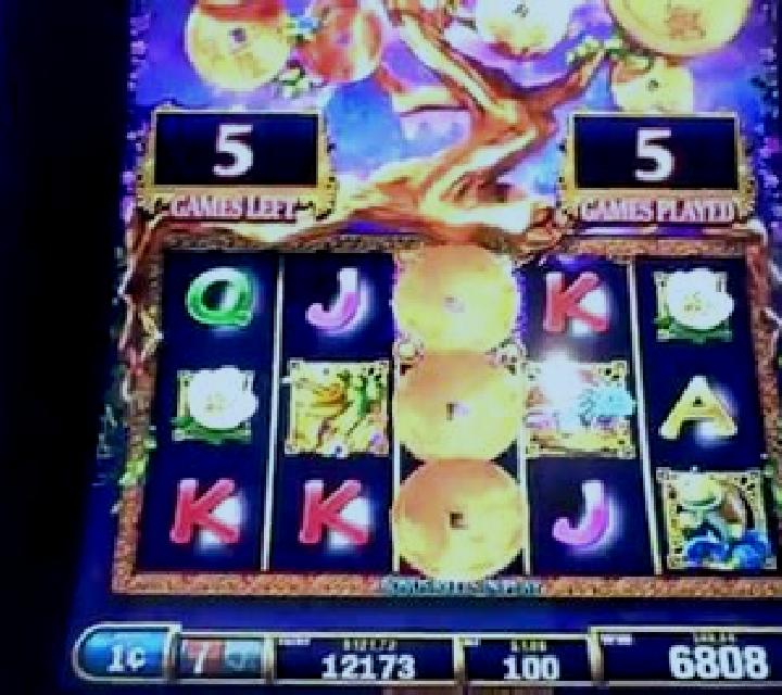 Lucky Tree slot machine
