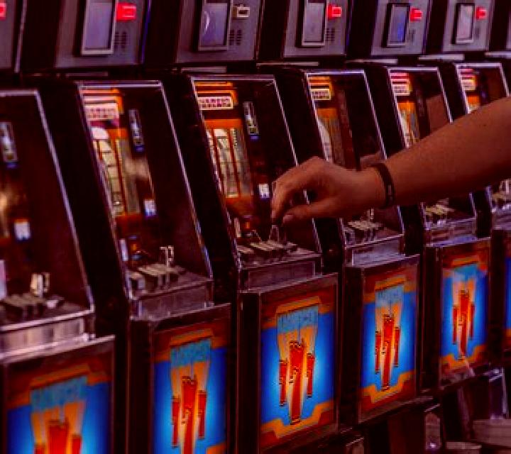 Merge Hold & Drop slot machine