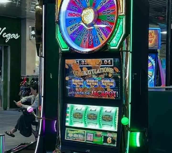 Million HiLo slot machine