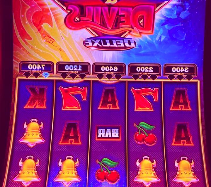 Mr and Mrs Diamonds slot machine