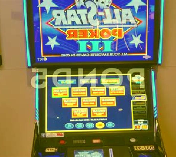 Multihand Titan Poker slot machine