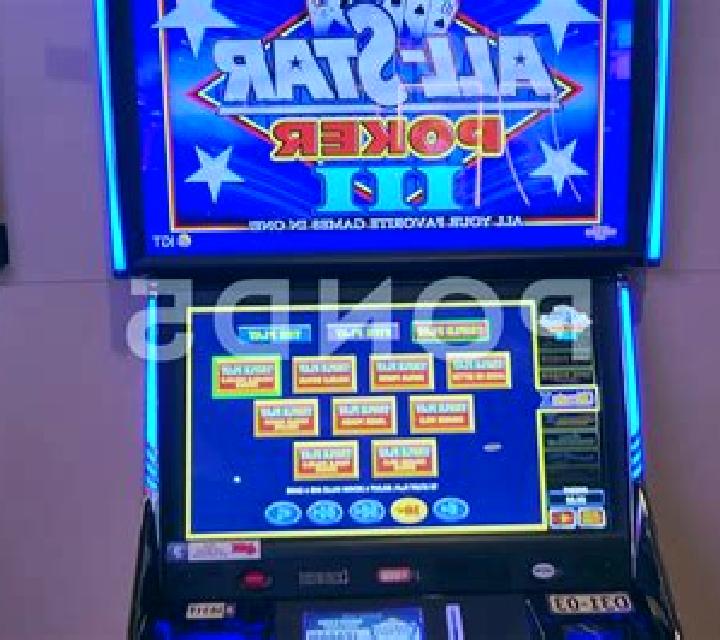Multiplayer Poker slot machine