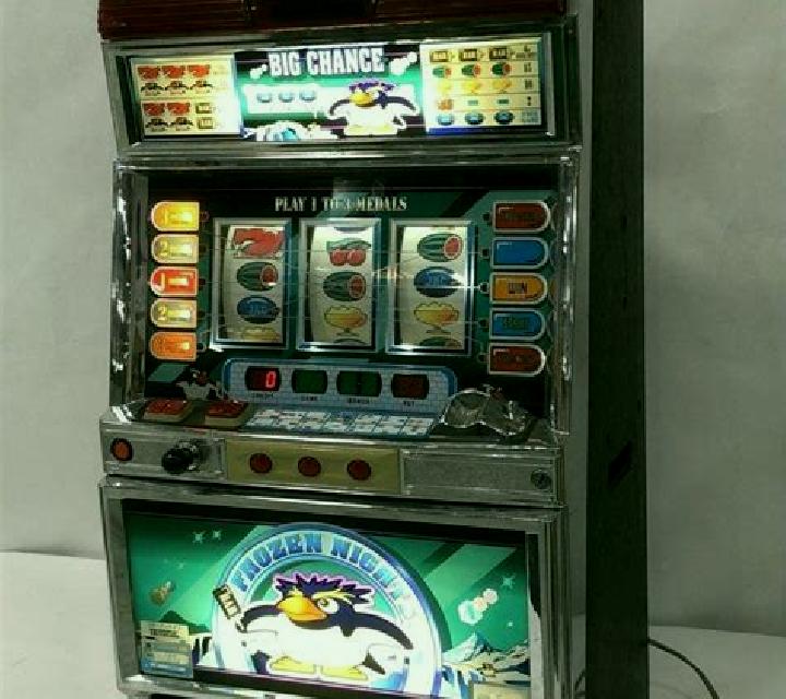 Penguin Slide slot machine