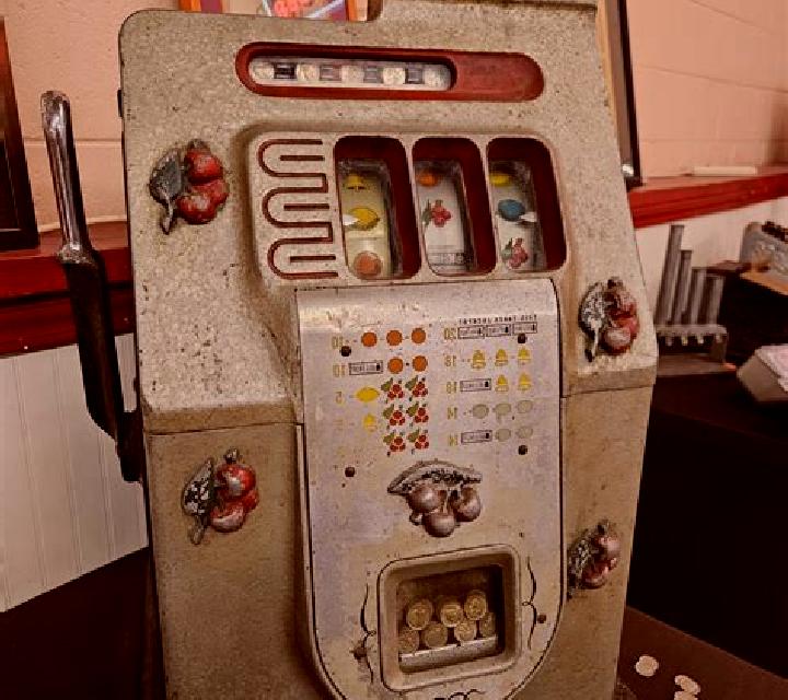 Pi-Xius Treasure House slot machine