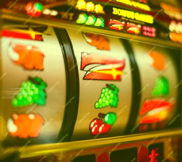 Plinkoman slot machine