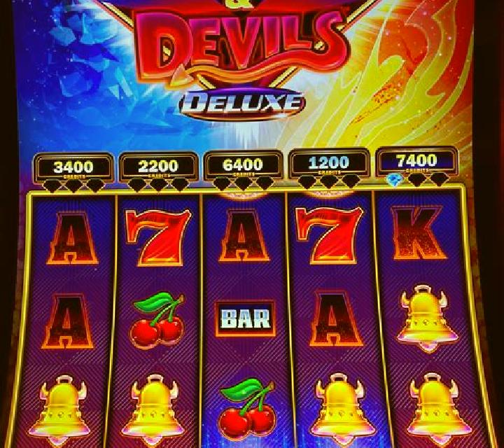 Poly Diamonds slot machine