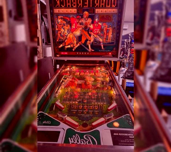 Quarterback slot machine